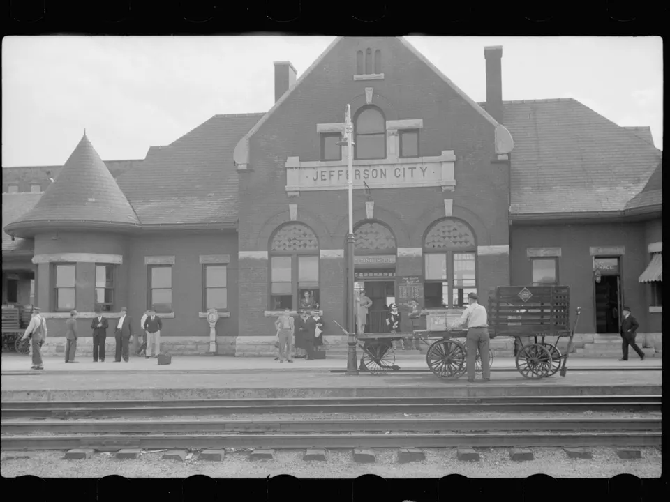 Black-and-white 1940 photograph of Jefferson City railroad station used in Time Signal